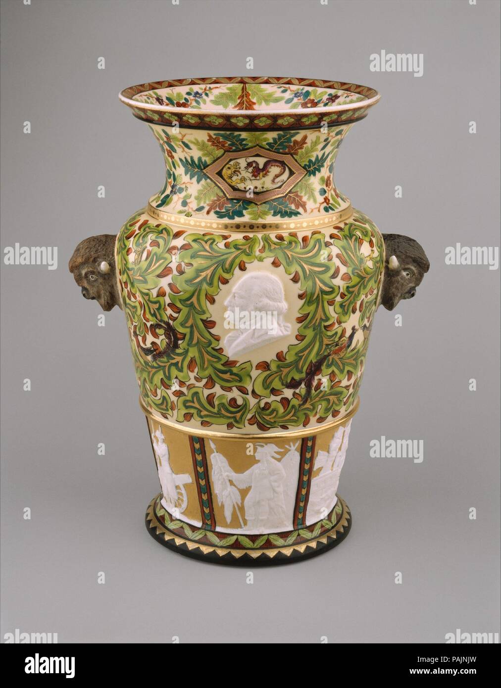 Jahrhundert Vase. Kultur: American. Abmessungen: 12 3/4 x 10 1/4 in. (32,4 x 26 cm). Schöpfer: Karl L. H. Müller (Ca. 1820-1887). Datum: 1877. Der Bildhauer Karl Müller entwickelt eine Reihe von Werken für die Union Porzellan Werke zeigen im Centennial Exhibition 1876 in Philadelphia. Unter seinen wichtigsten waren ein Paar große Jahrhundert Vasen, jedes mit einer Fülle von historischen Szenen und neuartige Kombinationen von patriotischen Motiven in der Entlastung abgedeckt. In Form und Dekoration identisch mit dem Jahrhundert Vasen, diese Vase ist etwa zehn Zentimeter kleiner und ist eines von zwölf in dieser Größe bekannt. North Americ Stockfoto