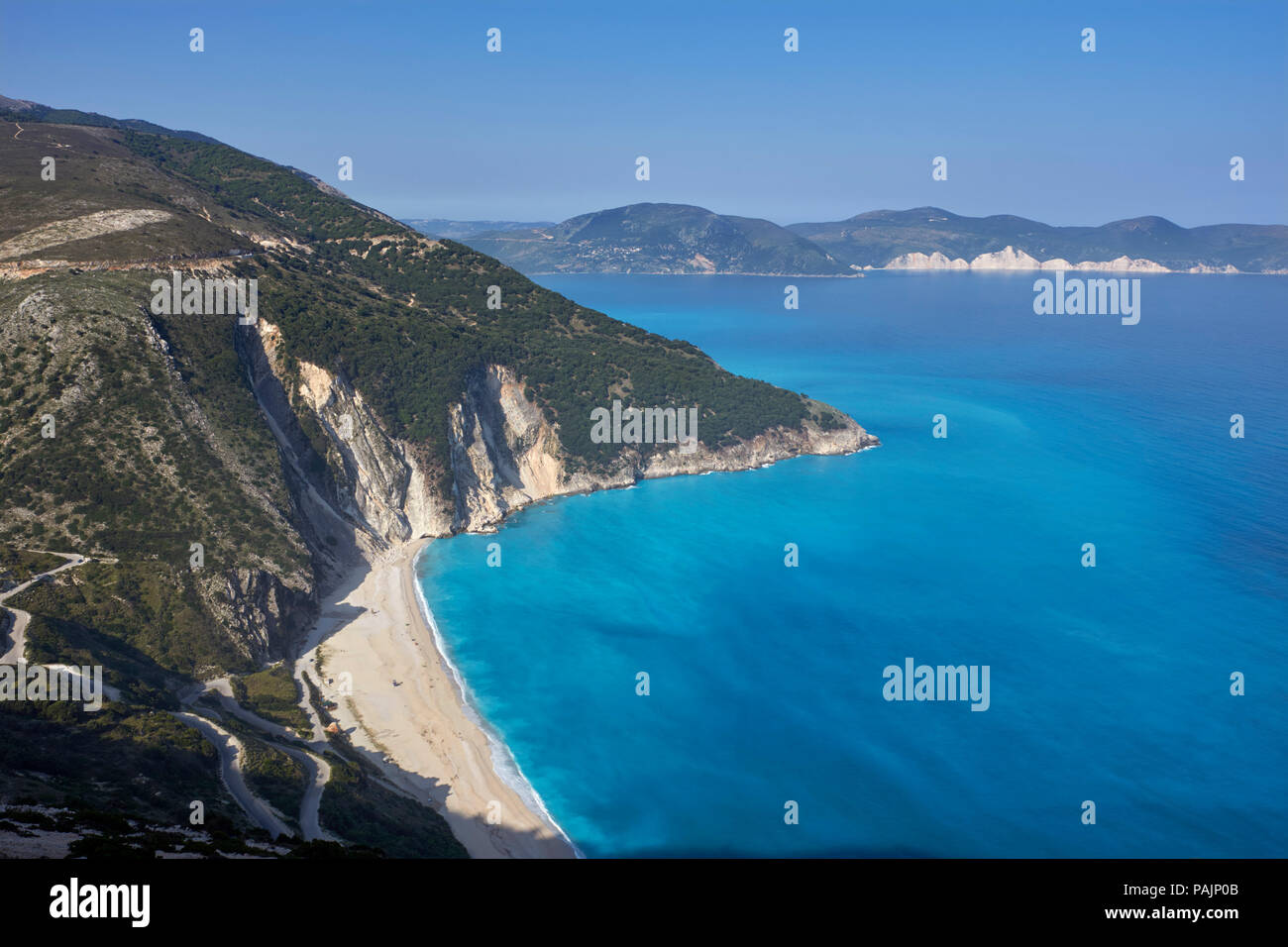 Myrtos Beach mit der Halbinsel Paliki über den Golf von Myrtos. Kefalonia, Ionische Inseln, Griechenland. Stockfoto