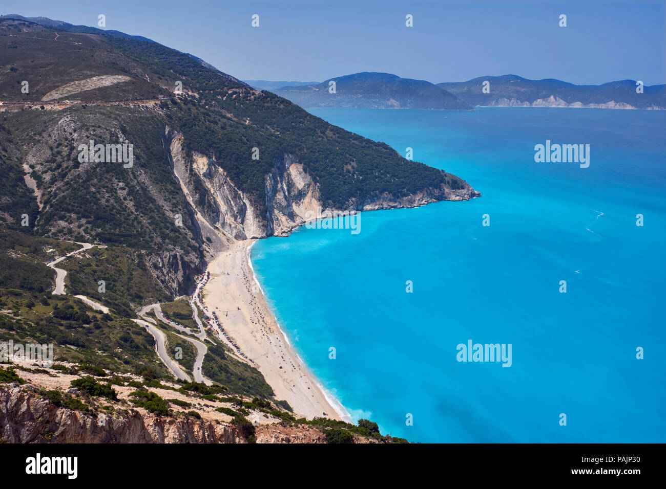 Myrtos Beach mit der Halbinsel Paliki über den Golf von Myrtos. Kefalonia, Ionische Inseln, Griechenland. Stockfoto