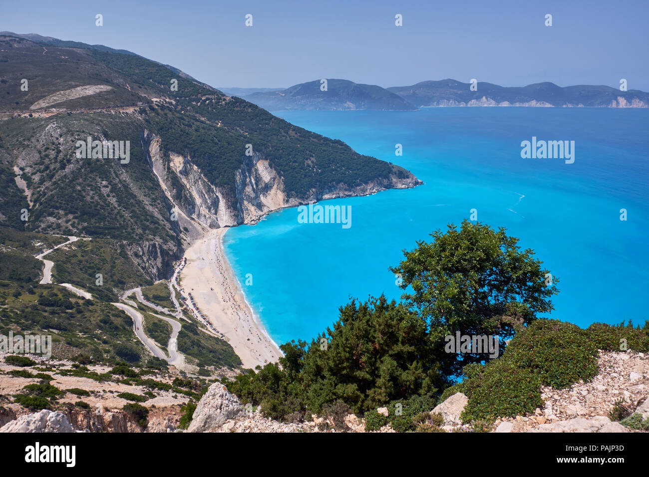 Myrtos Beach mit der Halbinsel Paliki über den Golf von Myrtos. Kefalonia, Ionische Inseln, Griechenland. Stockfoto