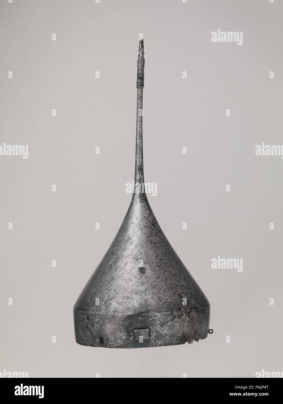 Helm. Kultur: der südlichen Russischen oder iranischen. Abmessungen: H 18 cm. (46,7 cm); Wt. 3 lb. 7 oz. (1560 g). Datum: Anfang des 16. Jahrhunderts. Diese extrem hohen kegelförmigen Helm ist bemerkenswert, als ein Beispiel für eine Typ im Iran und Russland getragen im späten 15. und frühen 16. Jahrhundert. Ähnliche Helme in Miniaturen dargestellt, zeigen oft eine kleine pennon auf die lange finial befestigt. Museum: Metropolitan Museum of Art, New York, USA. Stockfoto