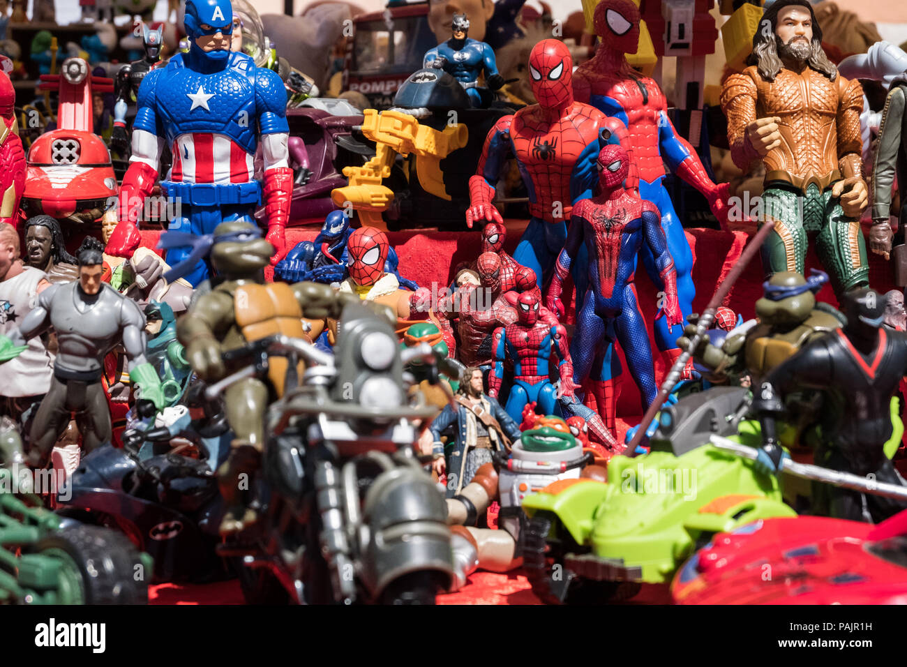 Schönen bunten Hintergrund Bild von Comic und Film Action Figuren Spielzeug und Puppen zu einem Erinnerungsstücke lagern. Keine Menschen. Stockfoto