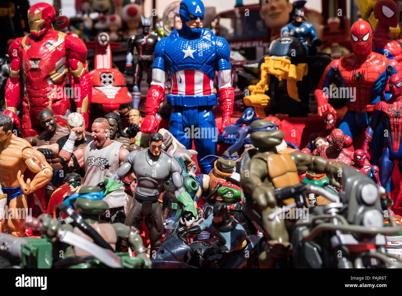 Schönen bunten Hintergrund Bild von Comic und Film Action Figuren Spielzeug und Puppen zu einem Erinnerungsstücke lagern. Keine Menschen. Stockfoto