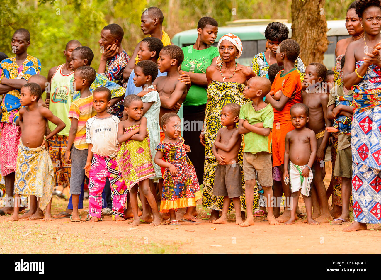 KARA, TOGO - Mar 9, 2013: Unbekannter Menschen in Togo Tanz an der lokalen Musik Performance. Die Menschen in Togo Leiden der Armut wegen der instabilen econ Stockfoto
