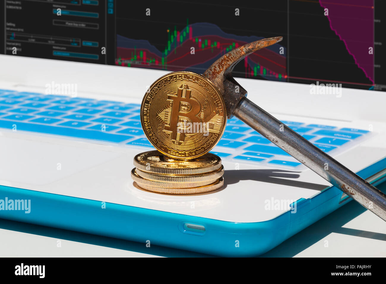 Belgrad, Serbien - 29. Mai 2018: Goldene Bitcoin Münzen auf dem Boden. Krise Konzept.'nder Bitcoin durch Satoshi Nakamoto 2008 als digitale Fo erfunden wurde Stockfoto