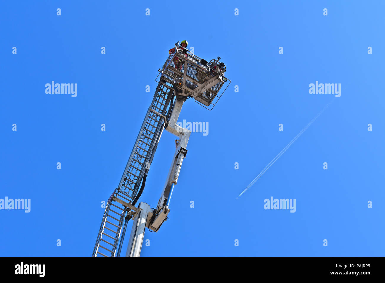 South Wales Feuerwehr beweisen ihre Bronto Skylift Arbeitsbühne RNLI Spaß Tag bei Porthcawl, South Wales am Sonntag, den 22. Juli 2018 Stockfoto