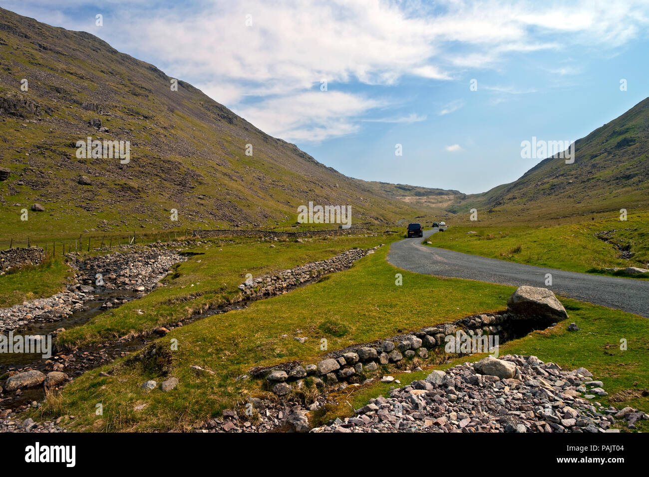Autos fahren entlang des Wrynose Pass Lake District National Park Cumbria England Vereinigtes Königreich GB Großbritannien Stockfoto