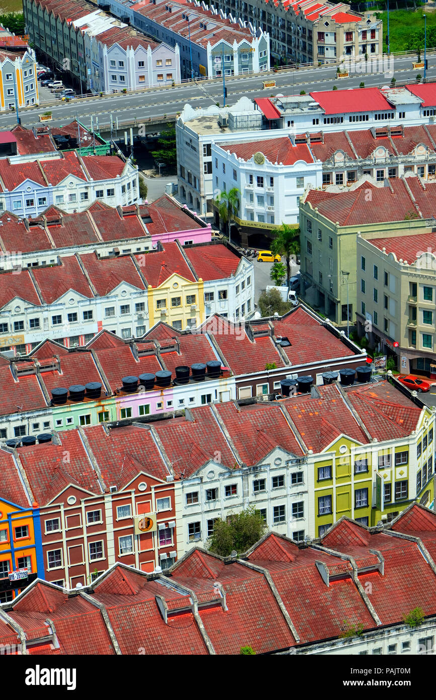 Ansicht von oben der Zeilen von farbigen und weißen historischen holländischen Reihenhäuser in Melaka, Malaysia hinter ist eine Straßenbrücke Stockfoto