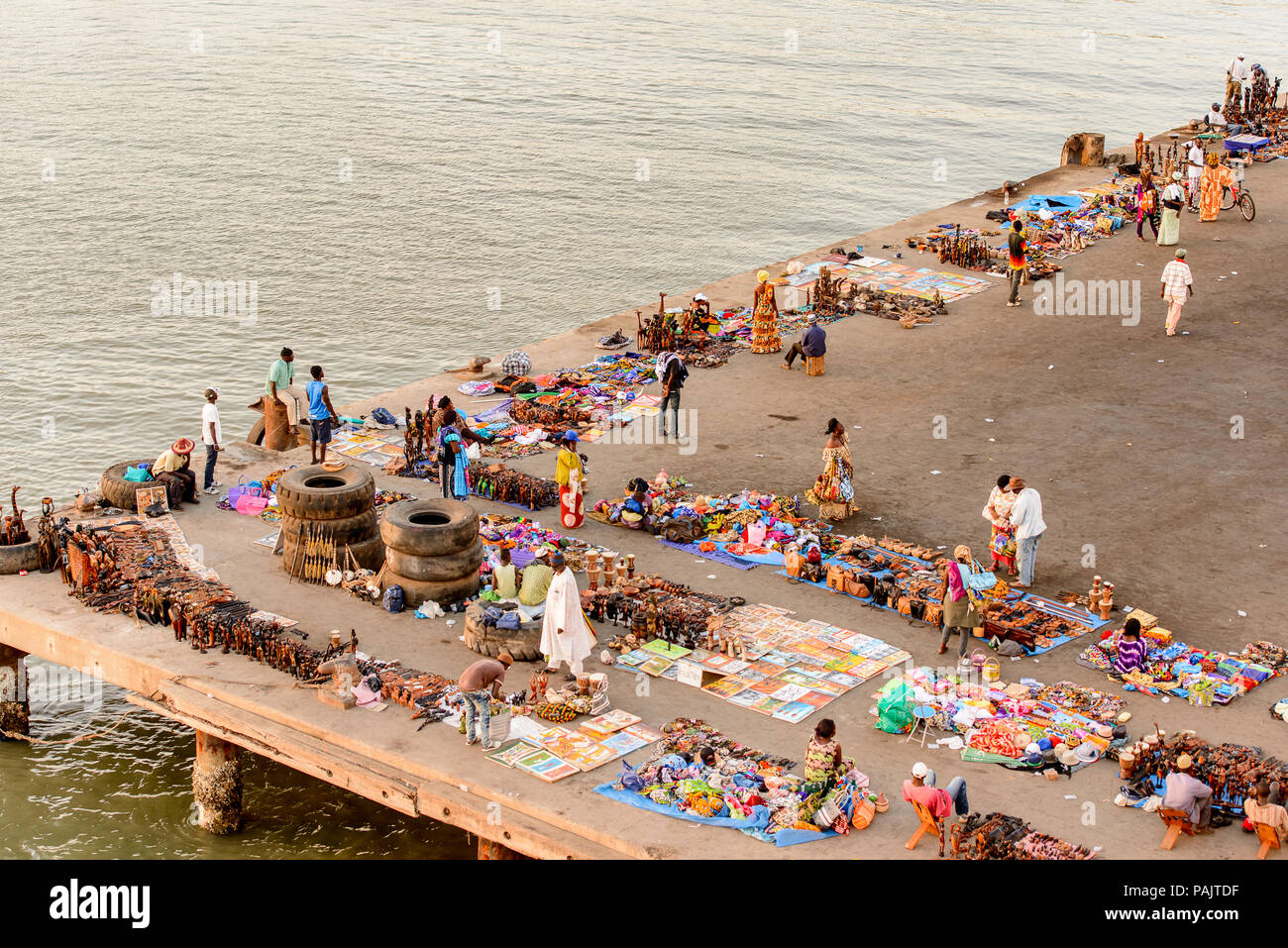 BANJUL, Gambia - Mar 14, 2013: Unbekannter gambischen Leute versuchen, Material am Hafen von Gambia, Mar 14, 2013 zu verkaufen. Große ethnische Gruppe in Gambia ist das Stockfoto