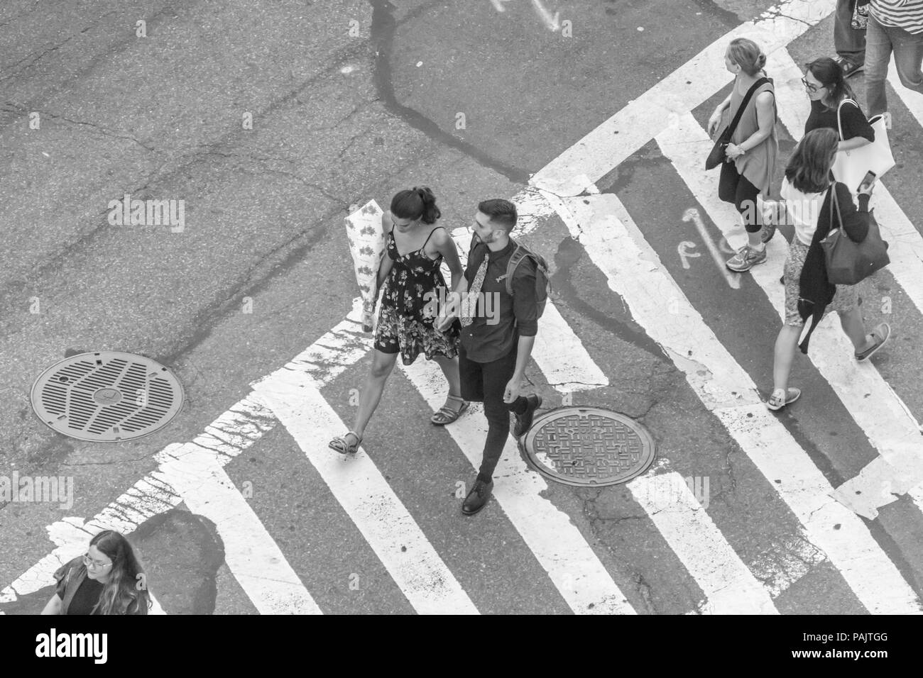 Ein Blick von Oben von Menschen zu Fuß in einem zebrastreifen an der 61. Straße und Broadway in New York City Stockfoto