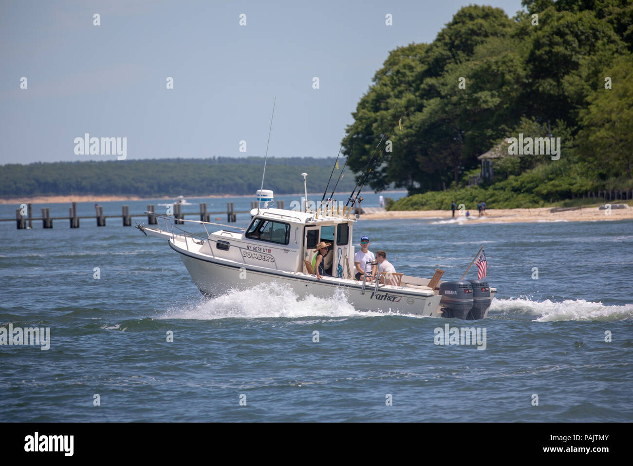 Leute auf einem Motorboot in der Nähe von North Haven, NY Stockfoto