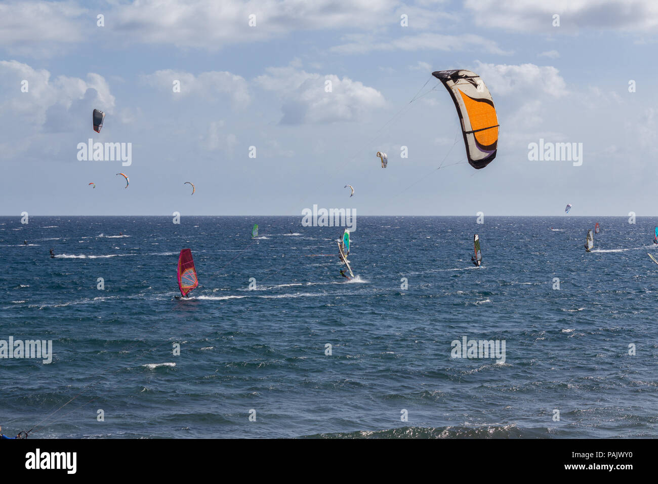 Surfer Beach - viele Windsurfer und Kitesurfer am Ocean Stockfoto
