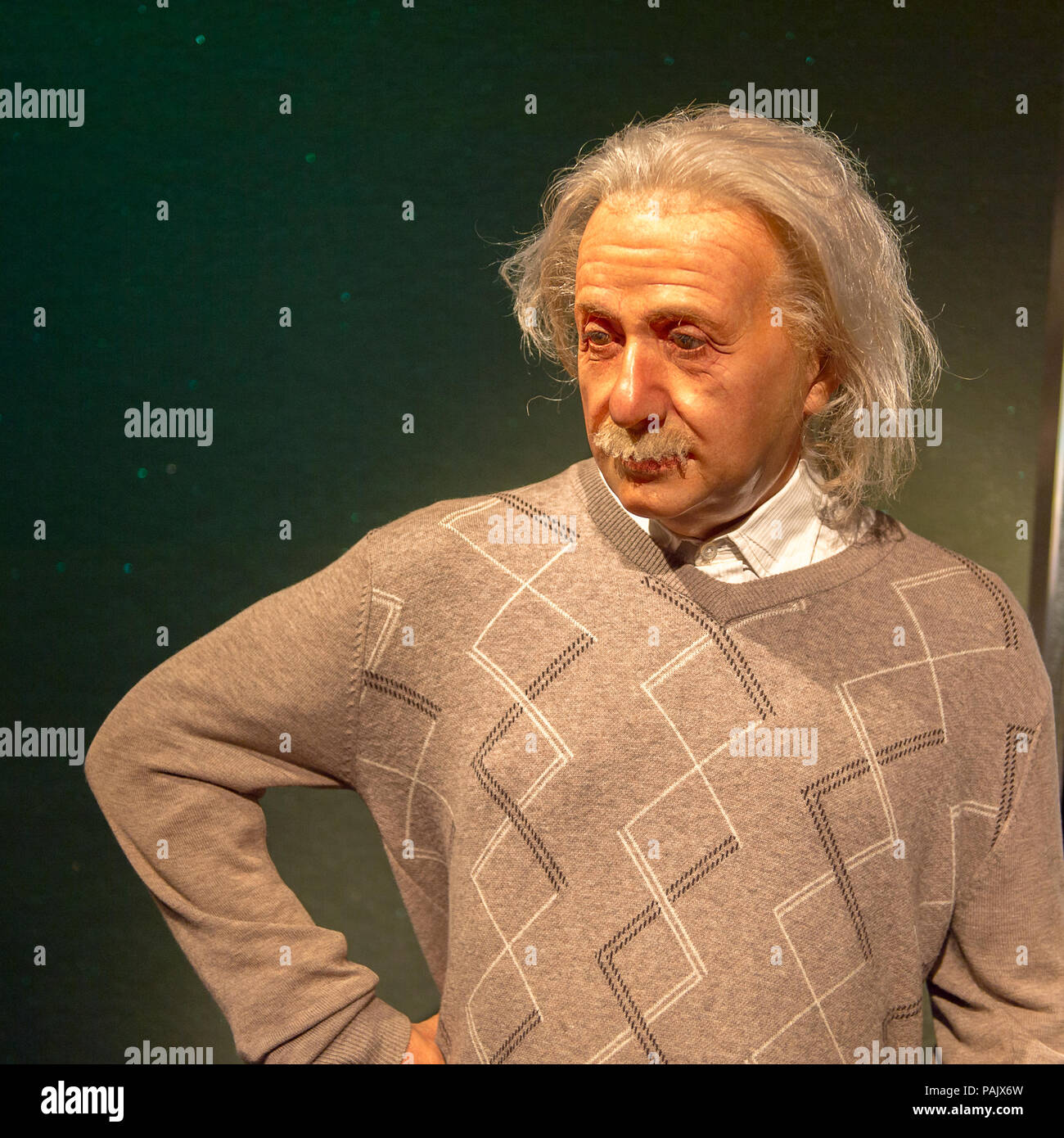 SHANGHAI, China - Apr 3, 2016: Wissenschaftler Albert Einstein an der Shanghai Madame Tussauds Wax Museum. Marie Tussaud wurde als Marie Grosholtz 1761 geboren Stockfoto