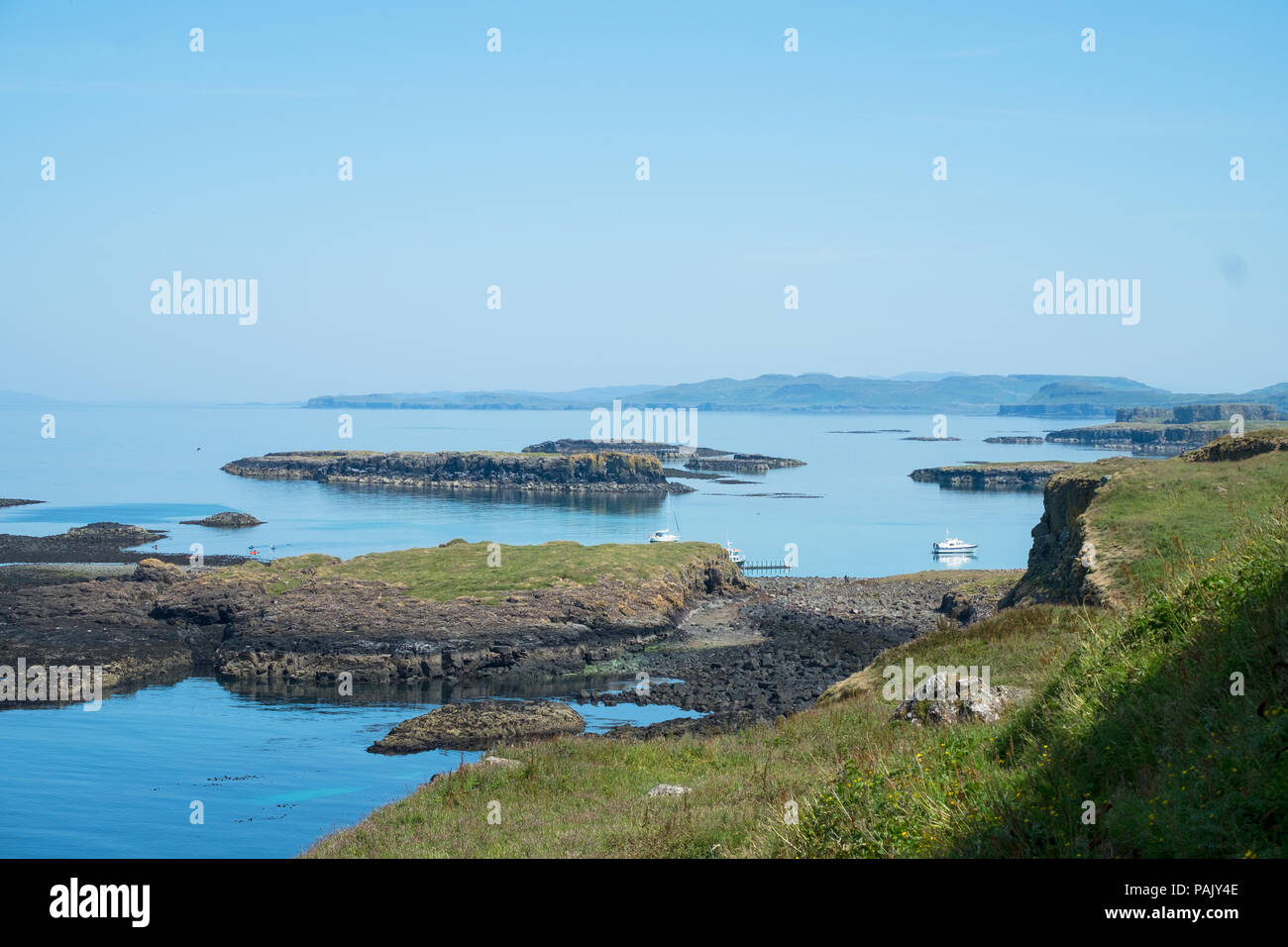 Hafen auf Lunga Treshnish-inseln, von der Klippe. Kleine Boote vor Anker gesehen werden. Stockfoto