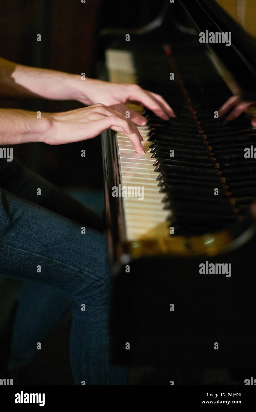 Der Pianist Hände an einem Flügel Stockfoto