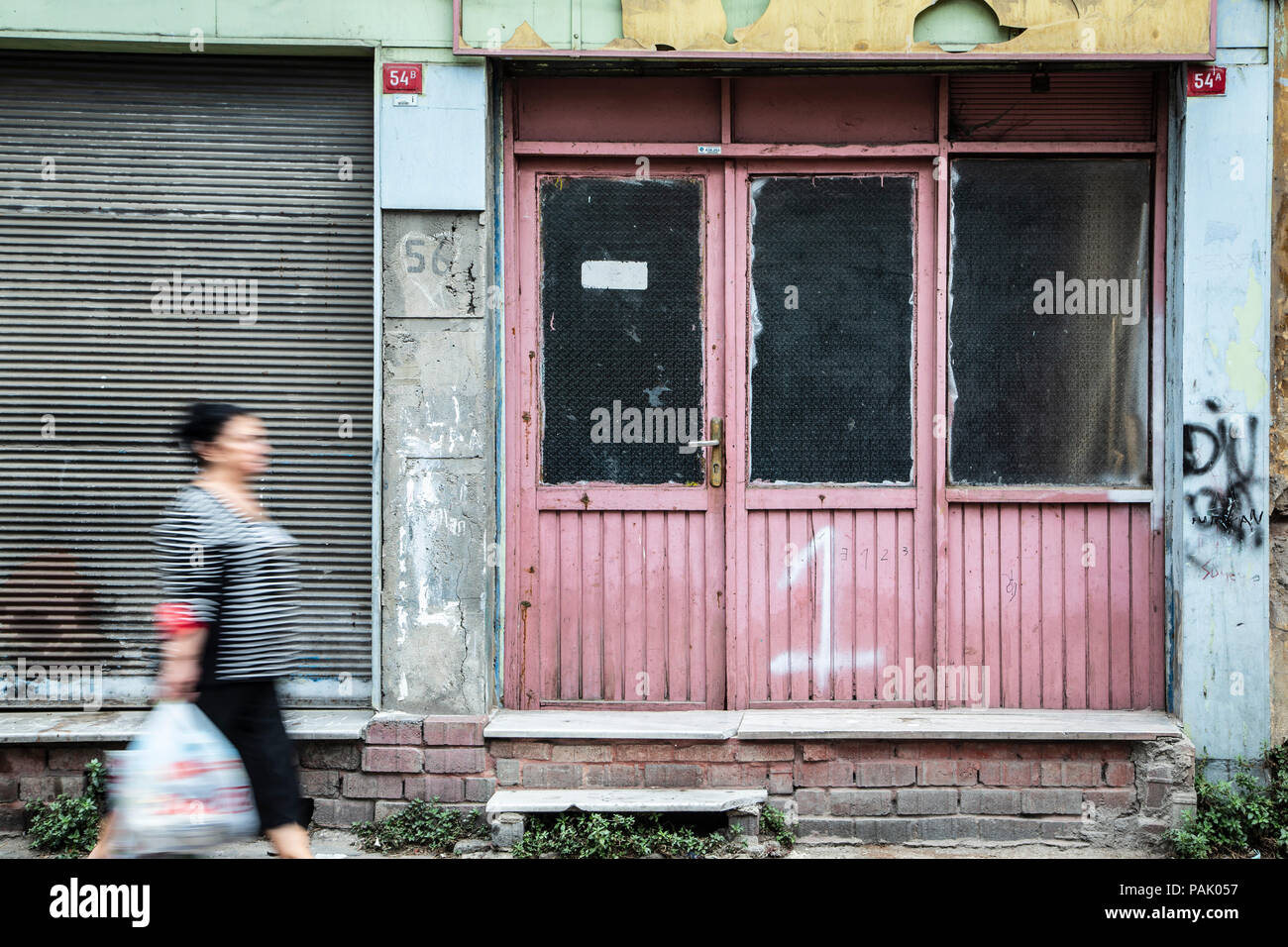 Frau zu Fuß durch die Tür, Balat und Fener historischen Stadtviertel, Istanbul, Türkei Stockfoto