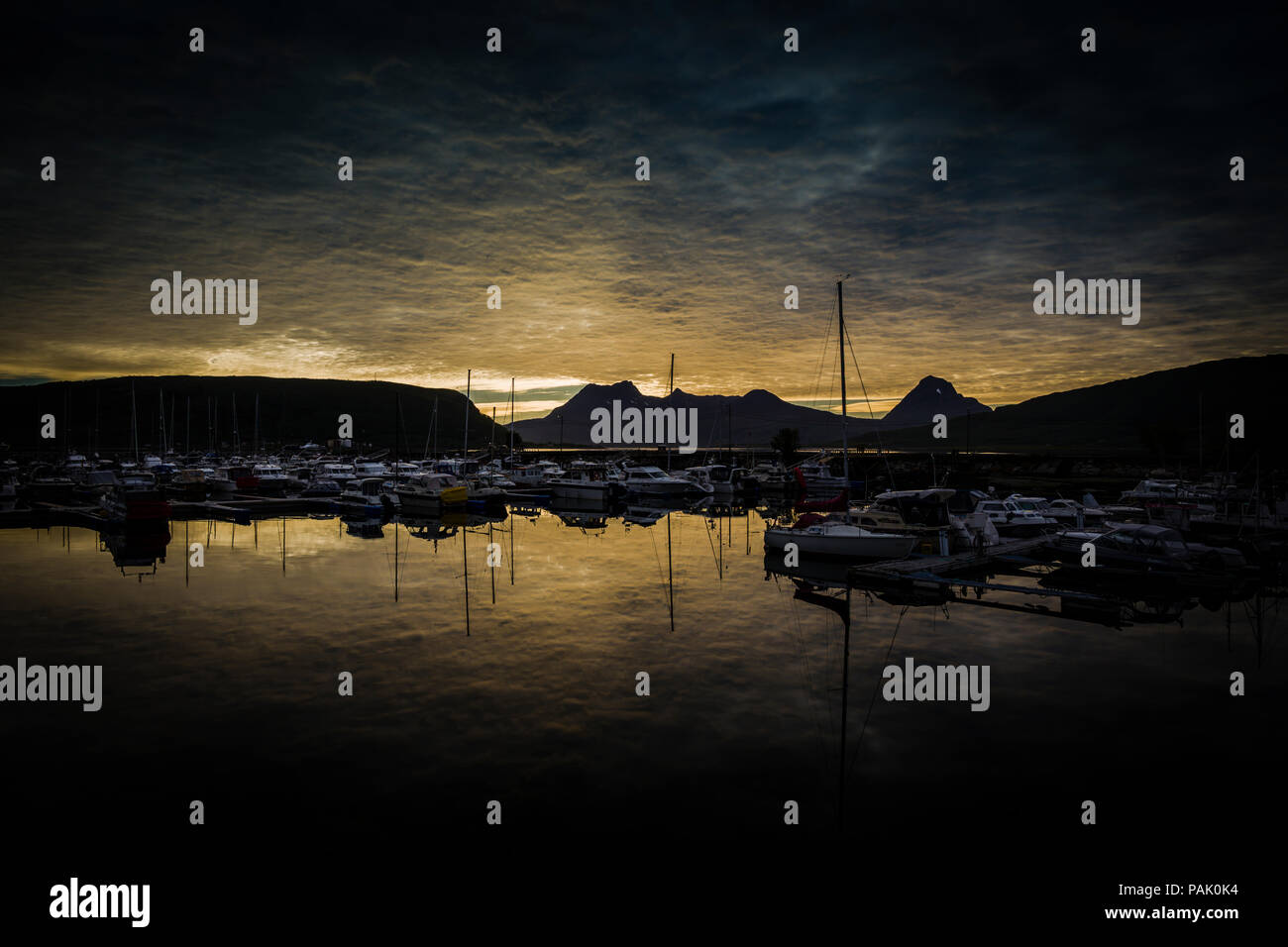 Sonnenuntergang über Nesna marina, Norwegen. Stockfoto