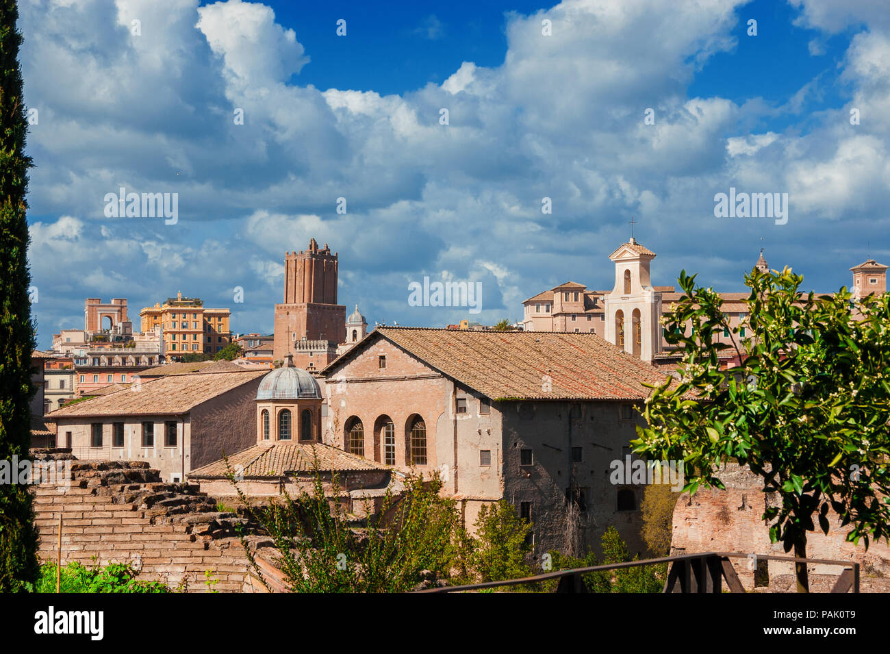 Historische Zentrum Roms alte Skyline über Imperial Fora mit mittelalterlichen Turm der Miliz, alte Kirchen und Wolken, vom Palatin gesehen Stockfoto