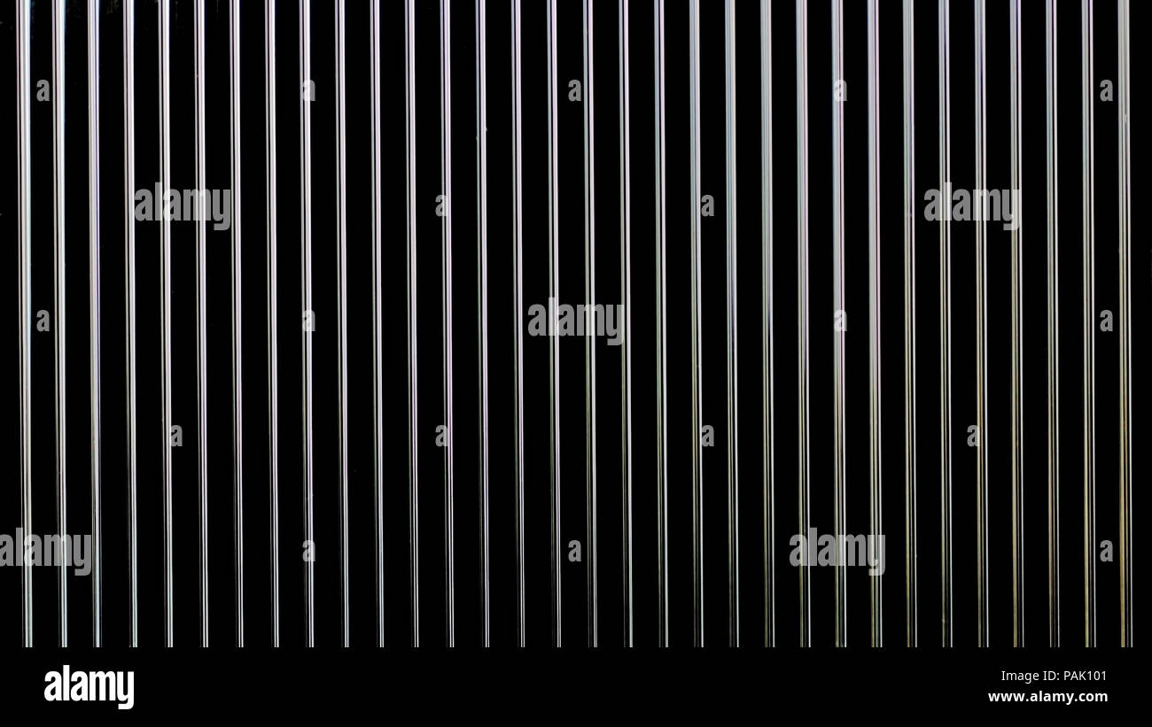 Chrom Drahtgitter auf schwarzem Hintergrund Stockfoto