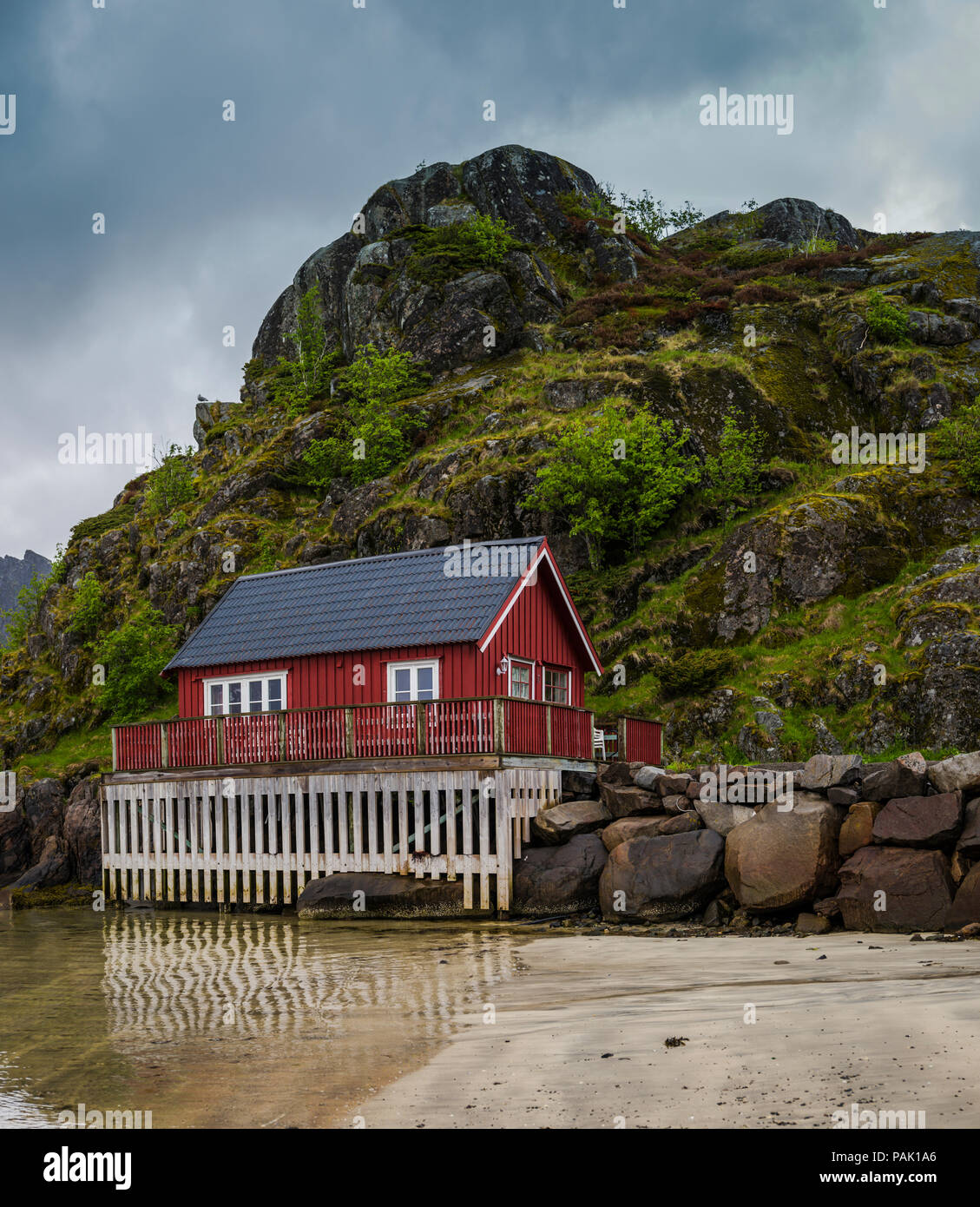 Haus am Ufer des Fjordes, Kabelvag, Lofoten, Norwegen. Stockfoto