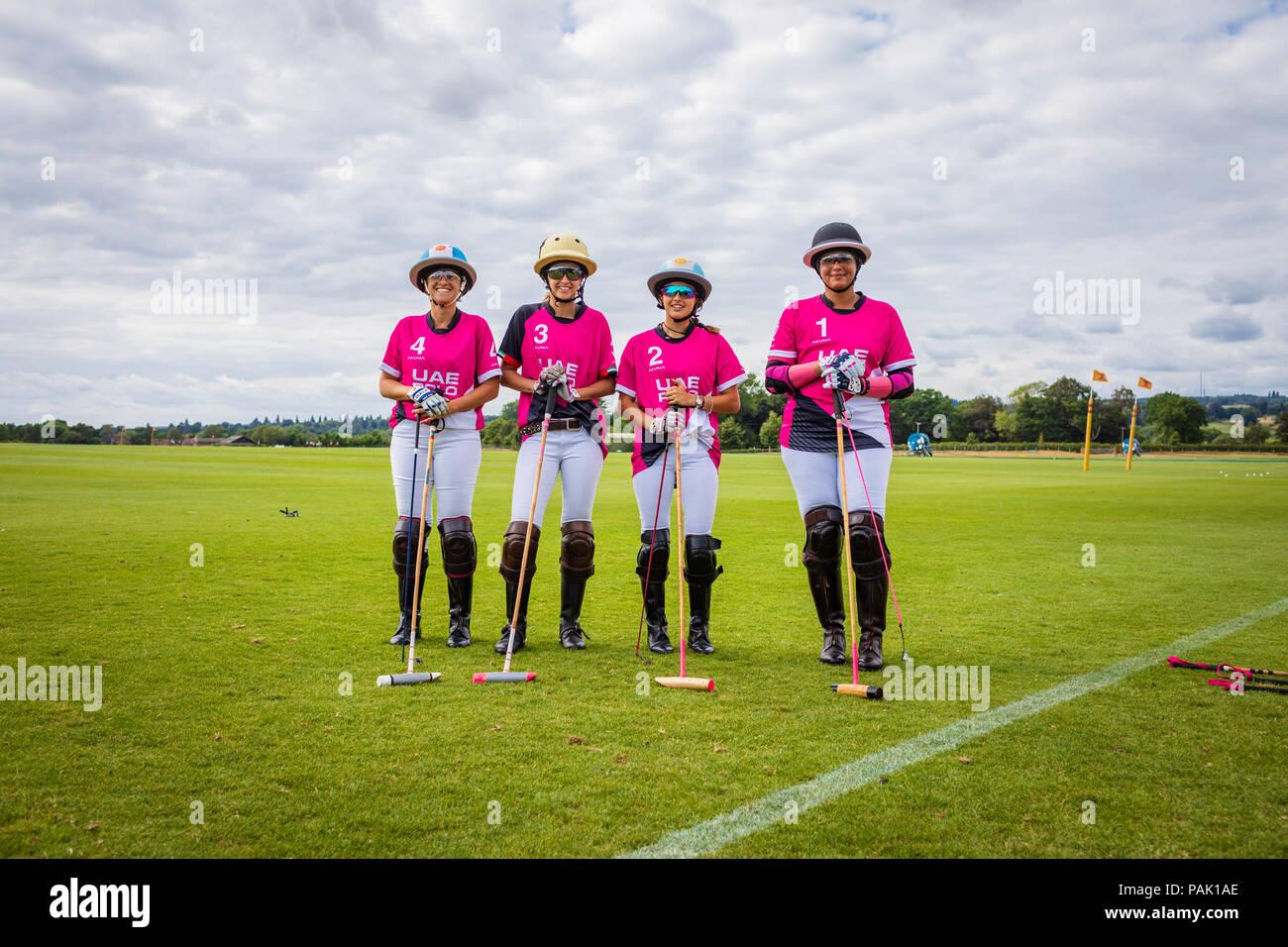 Die VAE Damen Polo Team vor dem Spiel gegen Maiz Dulce in der britischen Damen Polo Meisterschaften an Cowdray Park Polo Club in Sussex. Das team Stockfoto