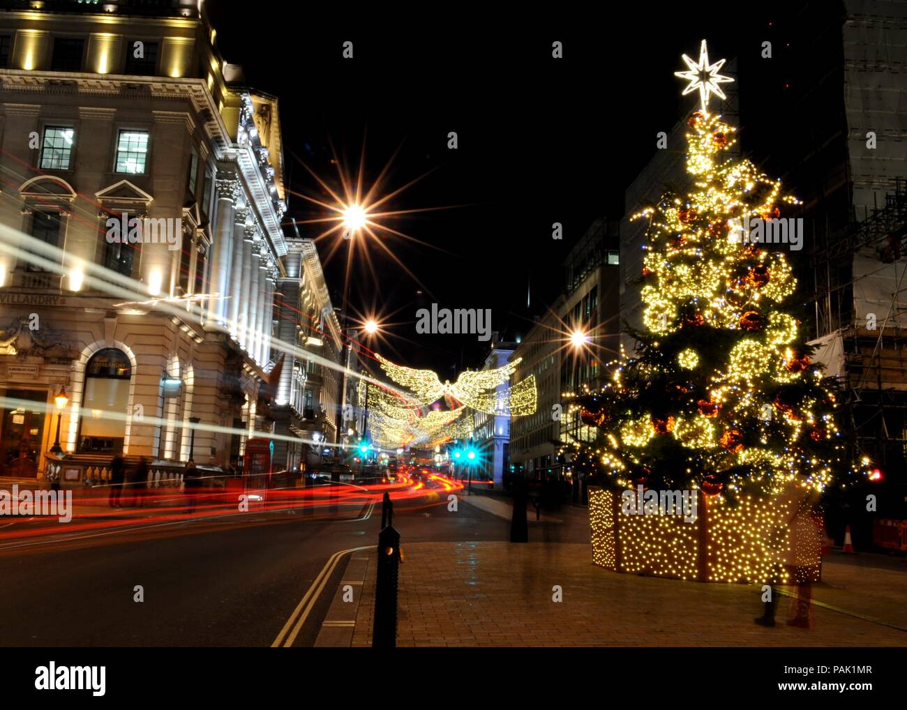 Weihnachtsbaum am Waterloo Place, London, UK, mit der Regent Street im Hintergrund. Stockfoto