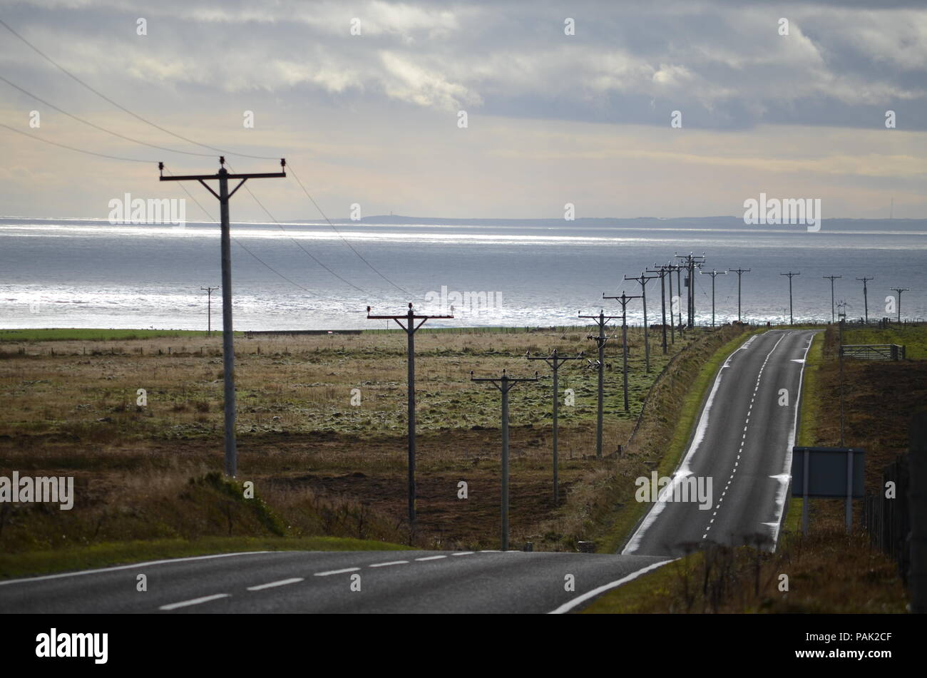 Eine Straße in der Orkney Inseln auf den Britischen Inseln Stockfoto