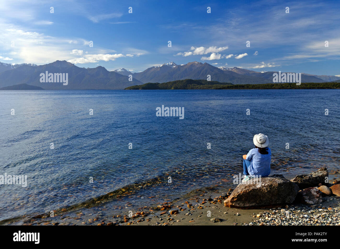 Frauen genießen den Blick auf den Lake Manapouri in Neuseeland Stockfoto