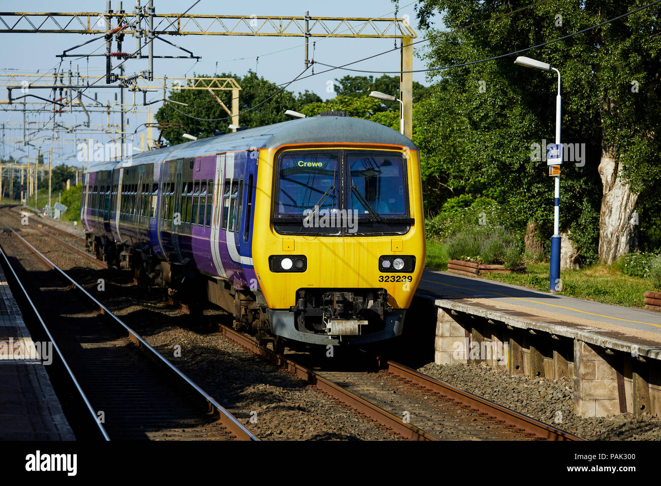 Chelford Gemeinde in Cheshire, England, Manchester nach Crewe lokalen Zug am Bahnhof ankommen Stockfoto