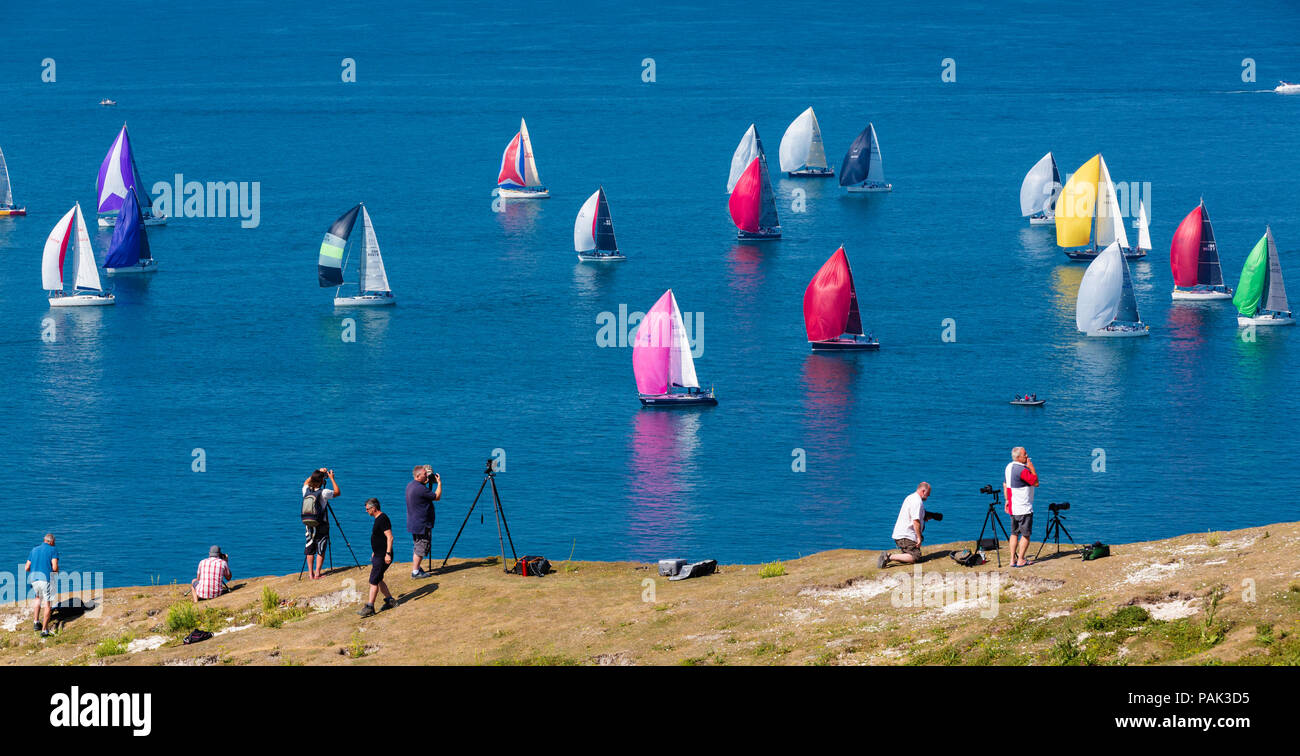 Eine allgemeine Ansicht der Yachten in der 87. jährlichen Runden die Insel Rennen im Wettbewerb, da sie die Nadeln Felsen und Leuchtturm. Der weltbekannte Fall sah Stockfoto