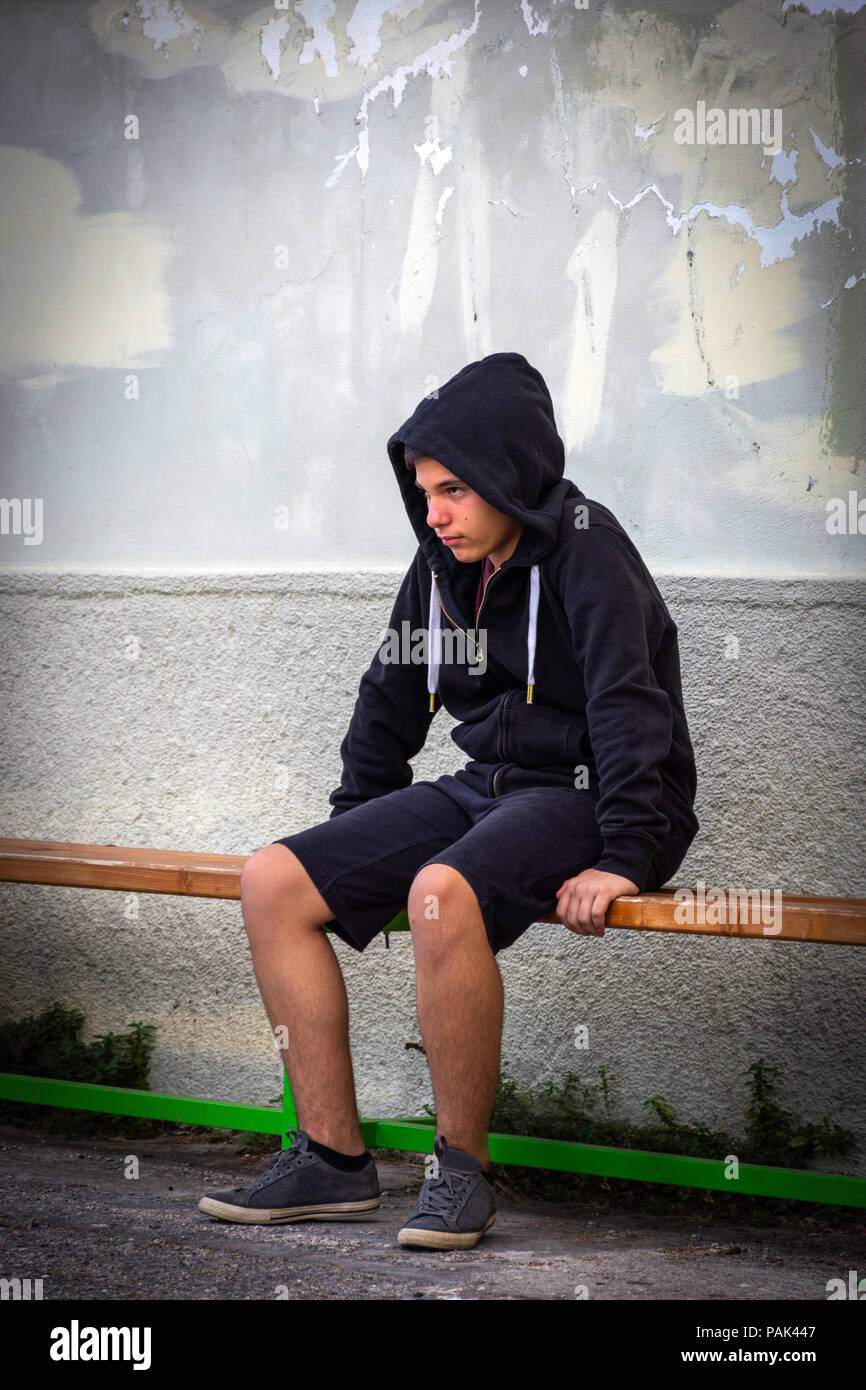 Kleiner Junge Traurig Allein Sitzen In Der Schule Sein Gesicht Verbirgt Stockfotografie Alamy