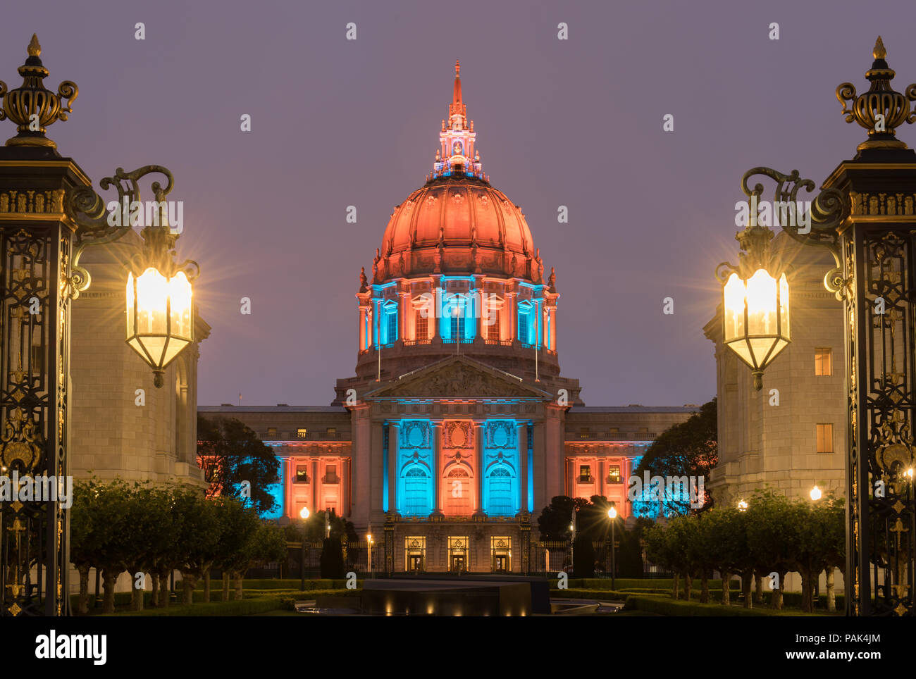 San Francisco Rathaus beleuchtet in Türkis und Orange für den Rugby World Cup 7. Stockfoto
