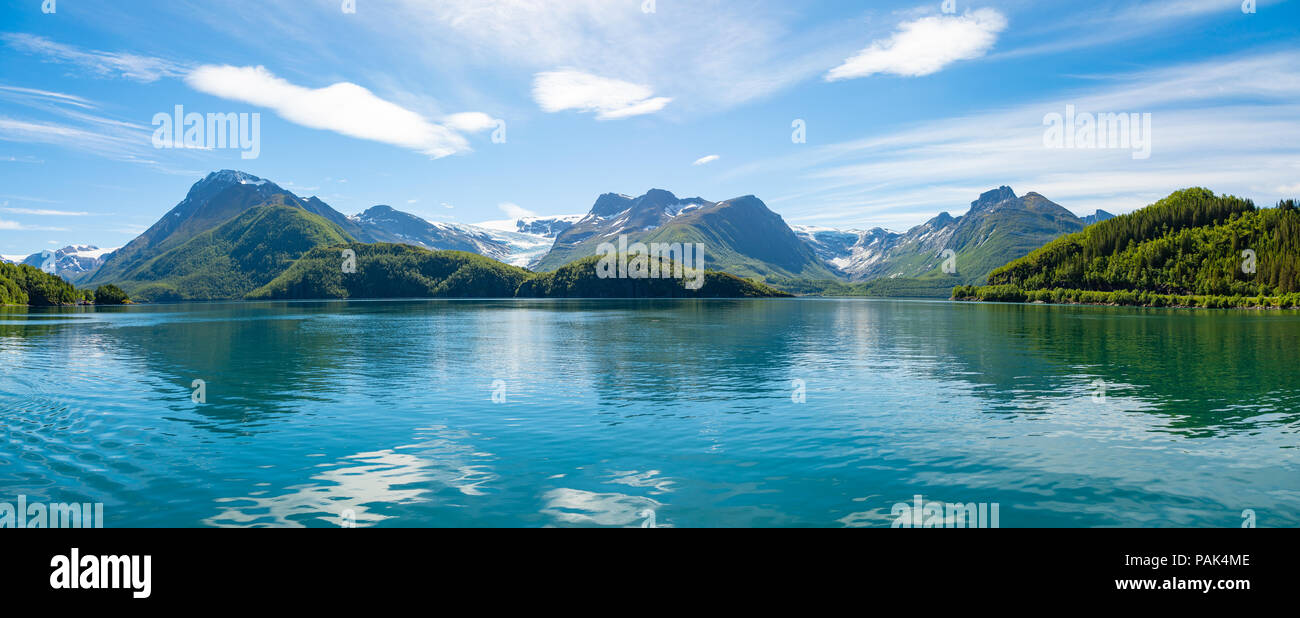 Panorama Ansicht auf Nordfjorden und Gletscher Svartisen bei Meloy, Norwegen Stockfoto