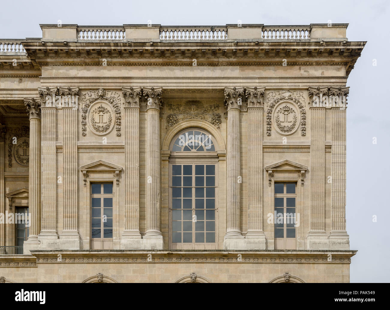 Ecke Teil des Louvre Fassade mit Details der Windows- und Embedded Spalten auf dieser wunderschönen barocken architektonischen Wahrzeichen Stockfoto