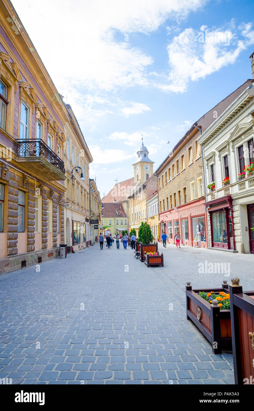 BraSOV, Rumänien - 29. Juni 2015: Fußgängerzone in der historischen mittelalterlichen Zentrum von diesem schönen touristischen Attraktion in Transylvaniua region Stockfoto