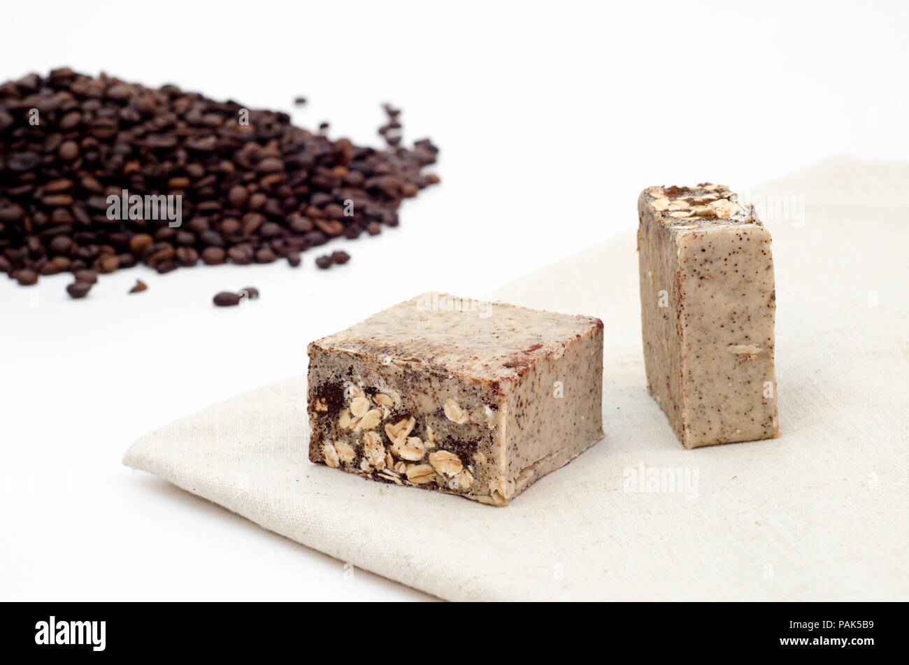 Natürliche organische Seife aus Ungiftigen traditionelle Zutaten mit Kaffee Aroma auf einem grauen Tuch mit Hafer und Bohnen auf dem Hintergrund und Hafer hergestellt Stockfoto