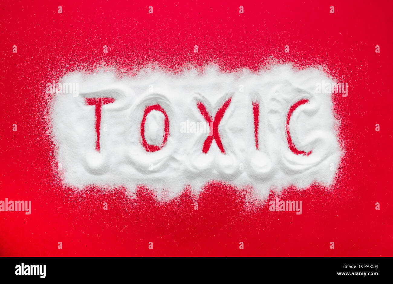 Giftiges Pulver wie Drogen auf einem roten Hintergrund suhhesting Sucht und Drogen Probleme, Probleme und Risiken für Süchtige geschrieben Stockfoto