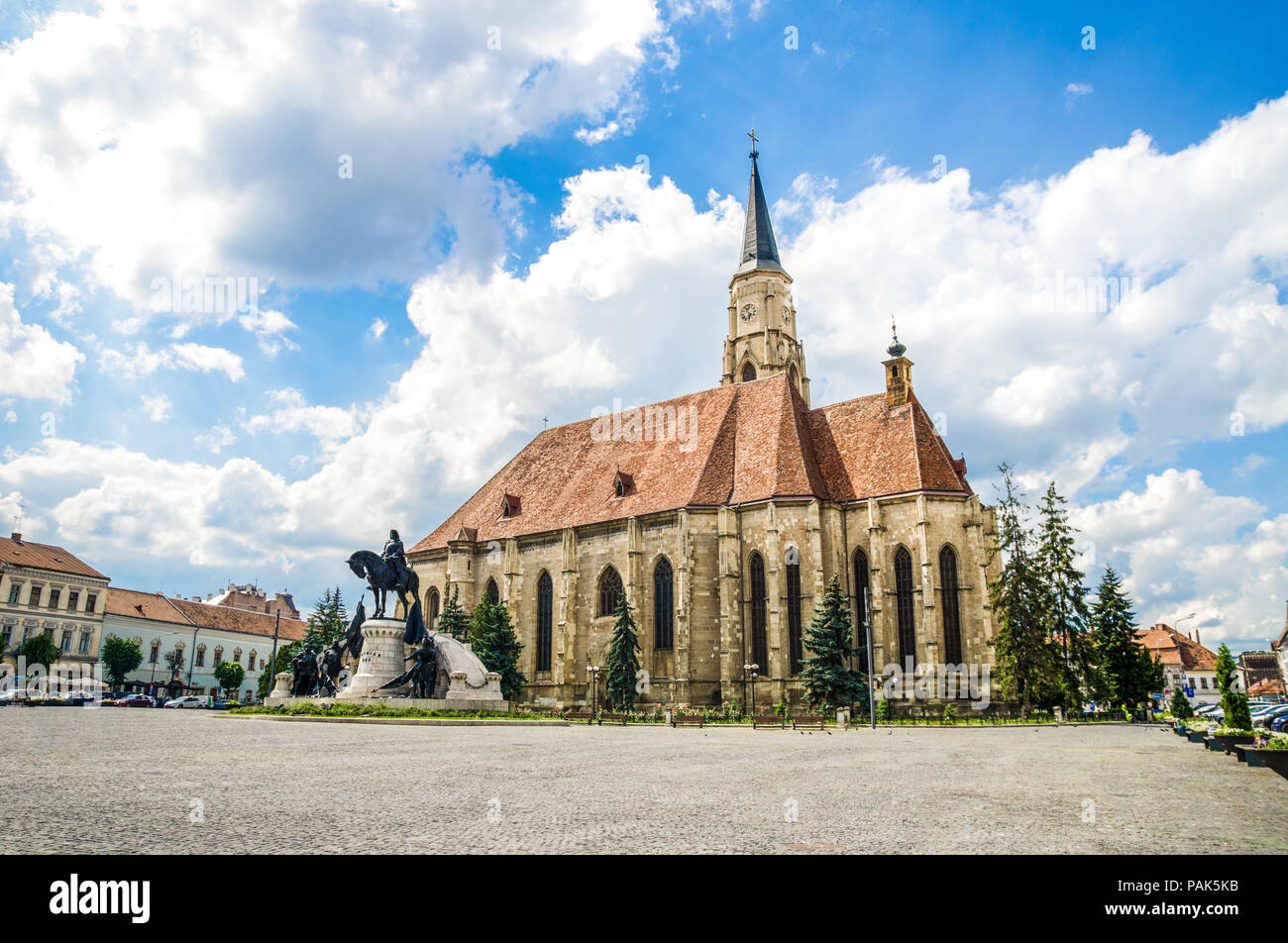 Cluj Napoca Unirii Platz mit der mittelalterlichen gotischen St. Michael Kirche und die Statue von Matei Corvin oder Matias Rex an einem sonnigen Sommertag mit das Stockfoto