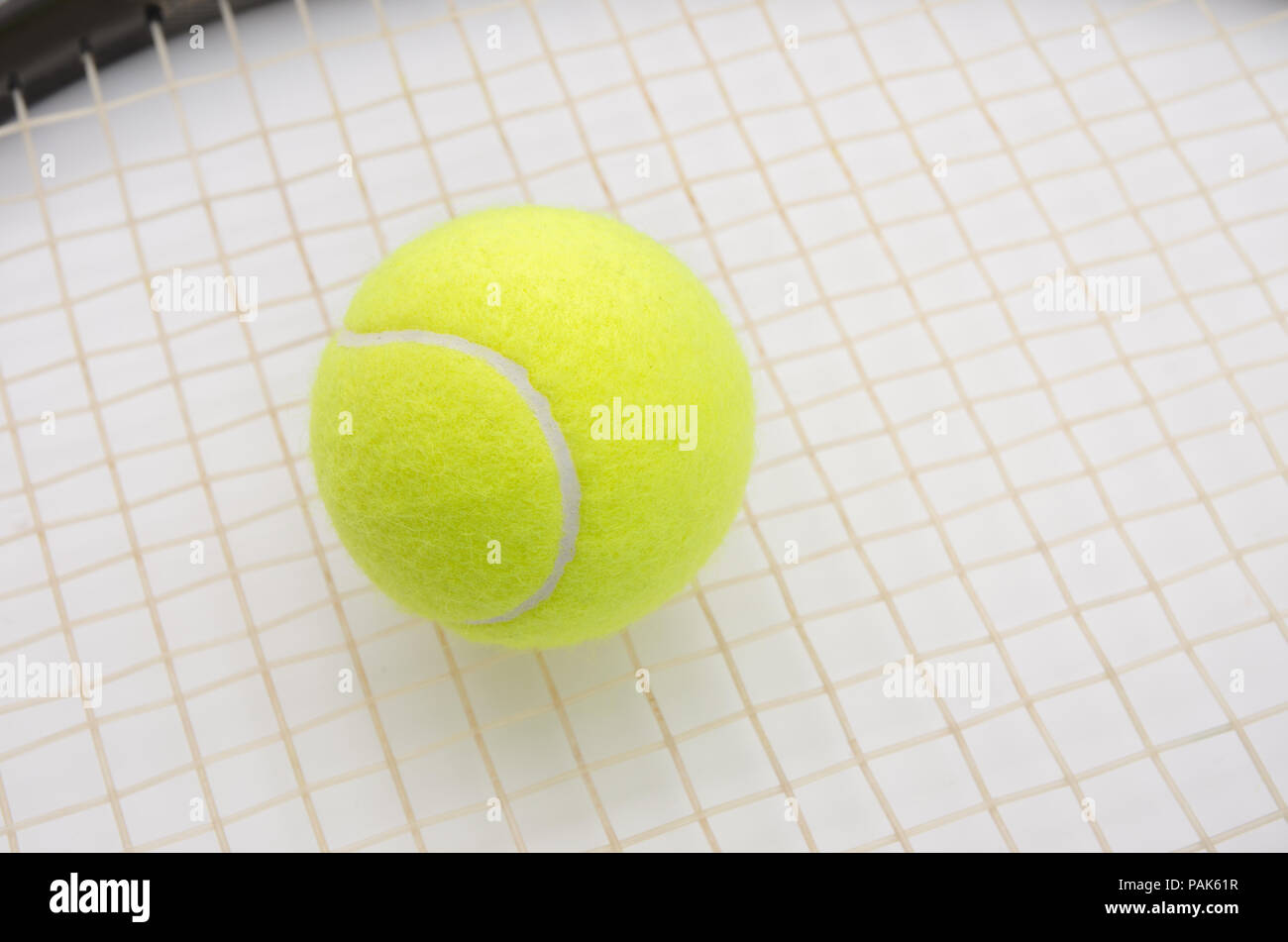 Tennis ball auf einem Raquet in einen nahen Blick Stockfoto