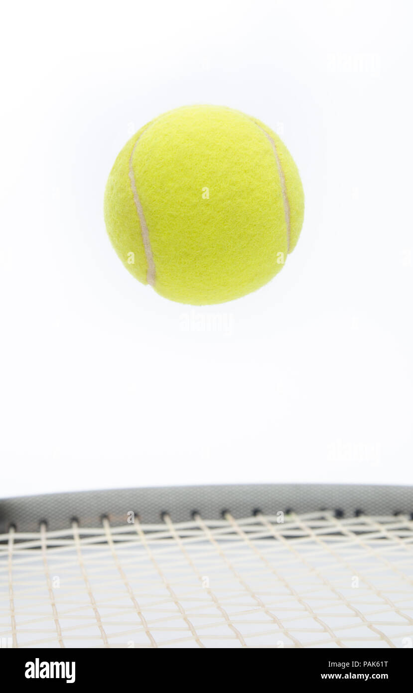 Tennis ball springen und schwebend über einen Raquet schlägt die ein Stop Motion auf ein Spiel Punkt Stockfoto