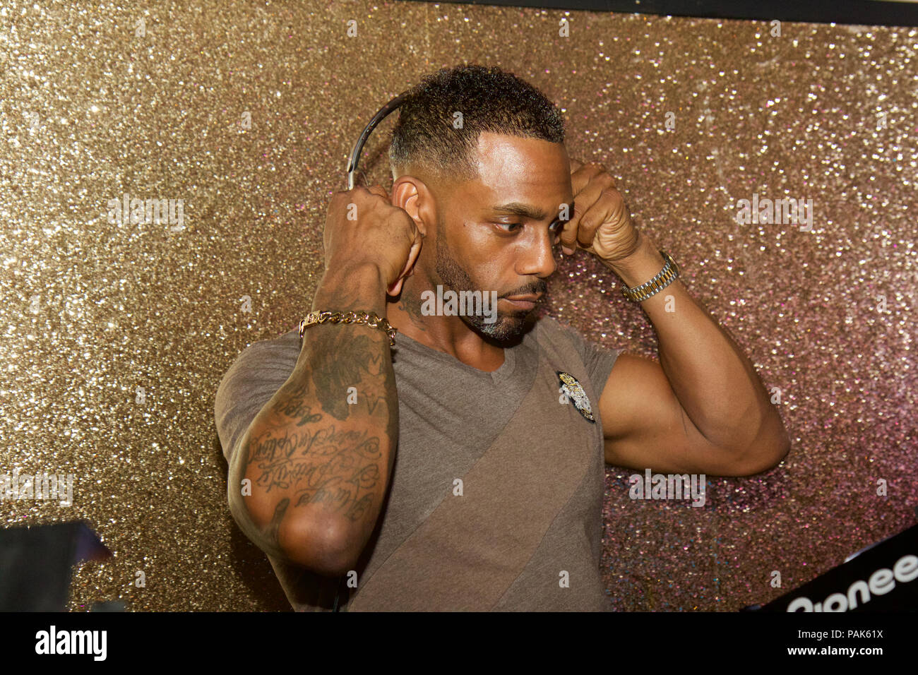 Richard Blackwood spielt und Old School R&B dj bei Faborje Watford Bar und Grill. Stockfoto