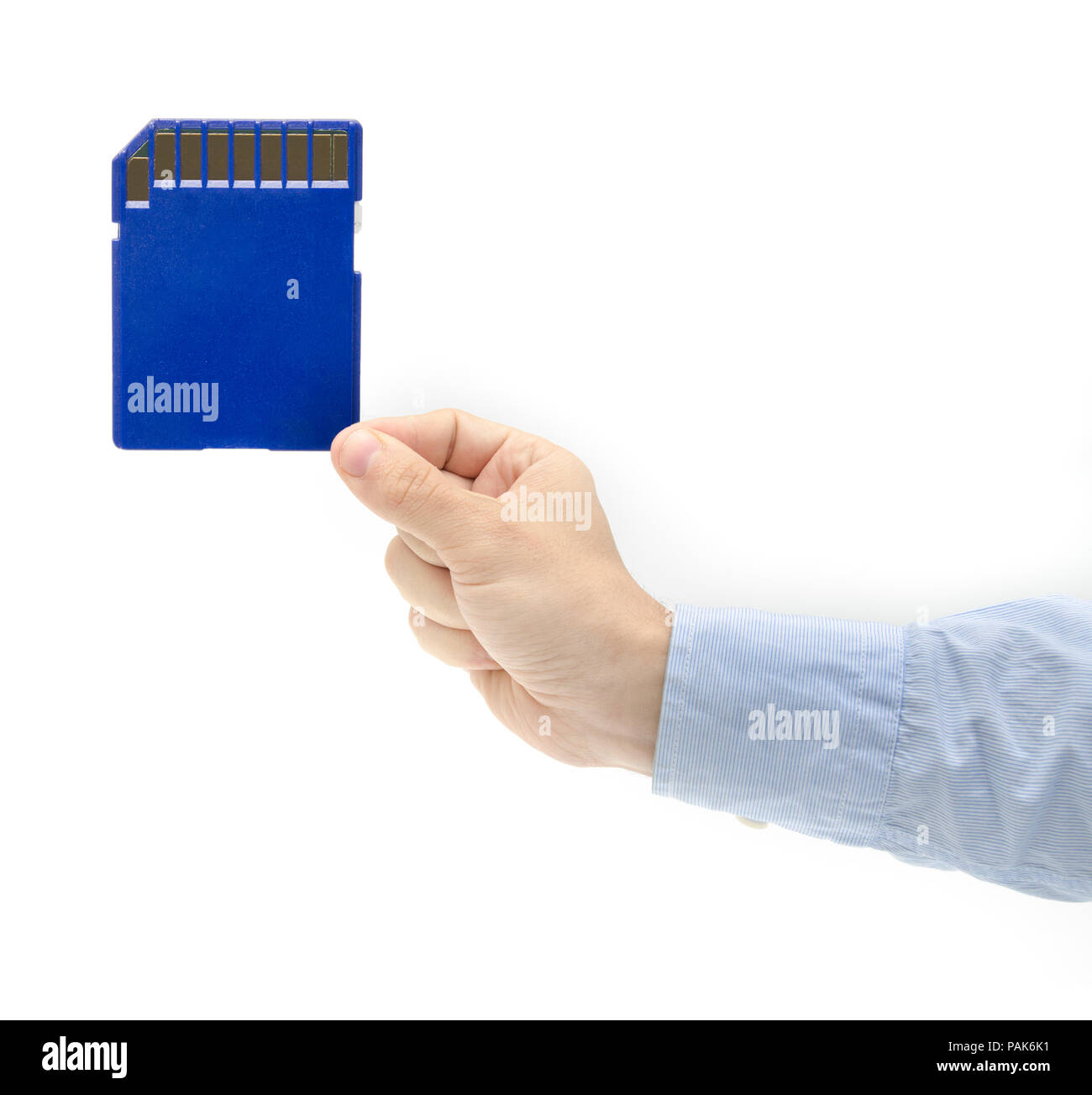 Riesiger tragbarer SD-Speicherplatz im Handkonzept mit einer blauen sd-Karte und einem Geschäftsmann Hand in eine Klage schlägt Cloud-Server Stockfoto
