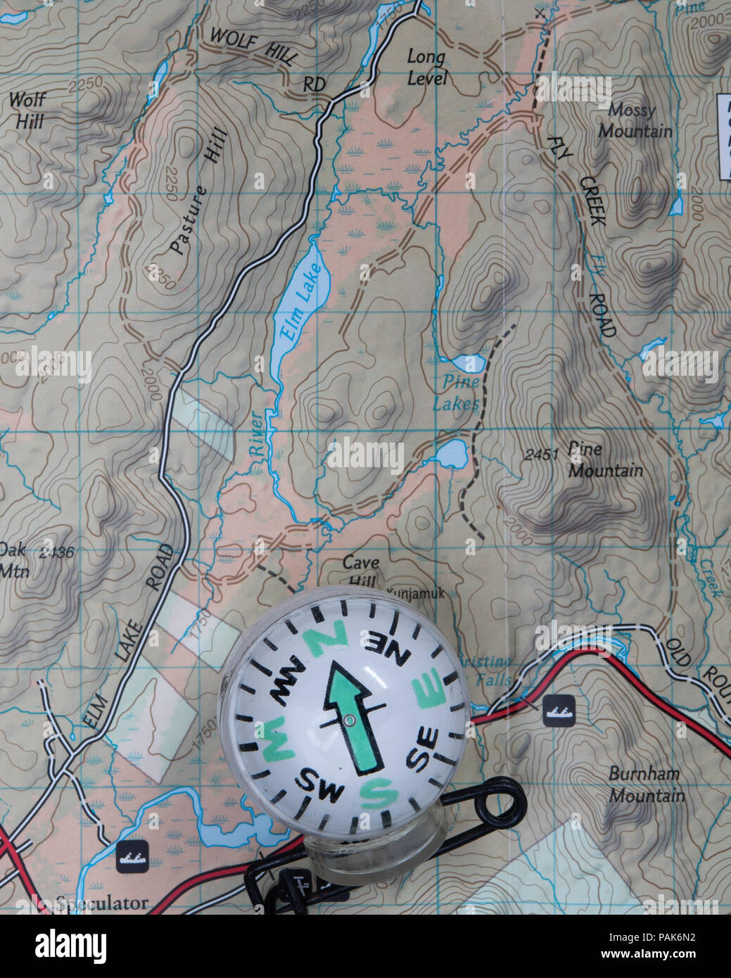 Eine topografische Karte von einem Teil der Adirondack Mountains mit einem Kompass in der Navigation zu unterstützen. Stockfoto