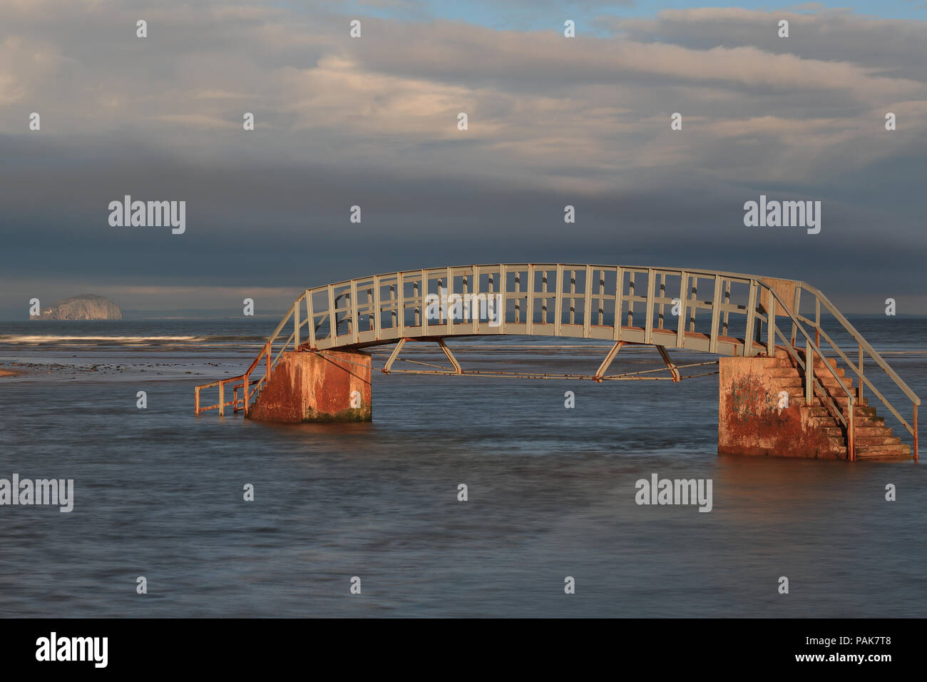 Brücke nach Nirgendwo. Auch als Treppe ins Nirgendwo, Belhaven Bay, Dunbar, East Lothian über Beil Brennen bekannt Stockfoto