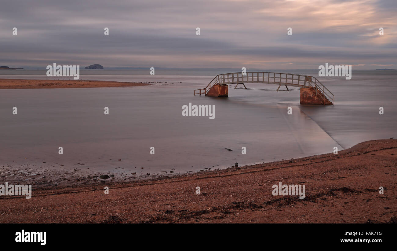 Brücke nach Nirgendwo. Auch als Treppe ins Nirgendwo, Belhaven Bay, Dunbar, East Lothian über Beil Brennen bekannt Stockfoto