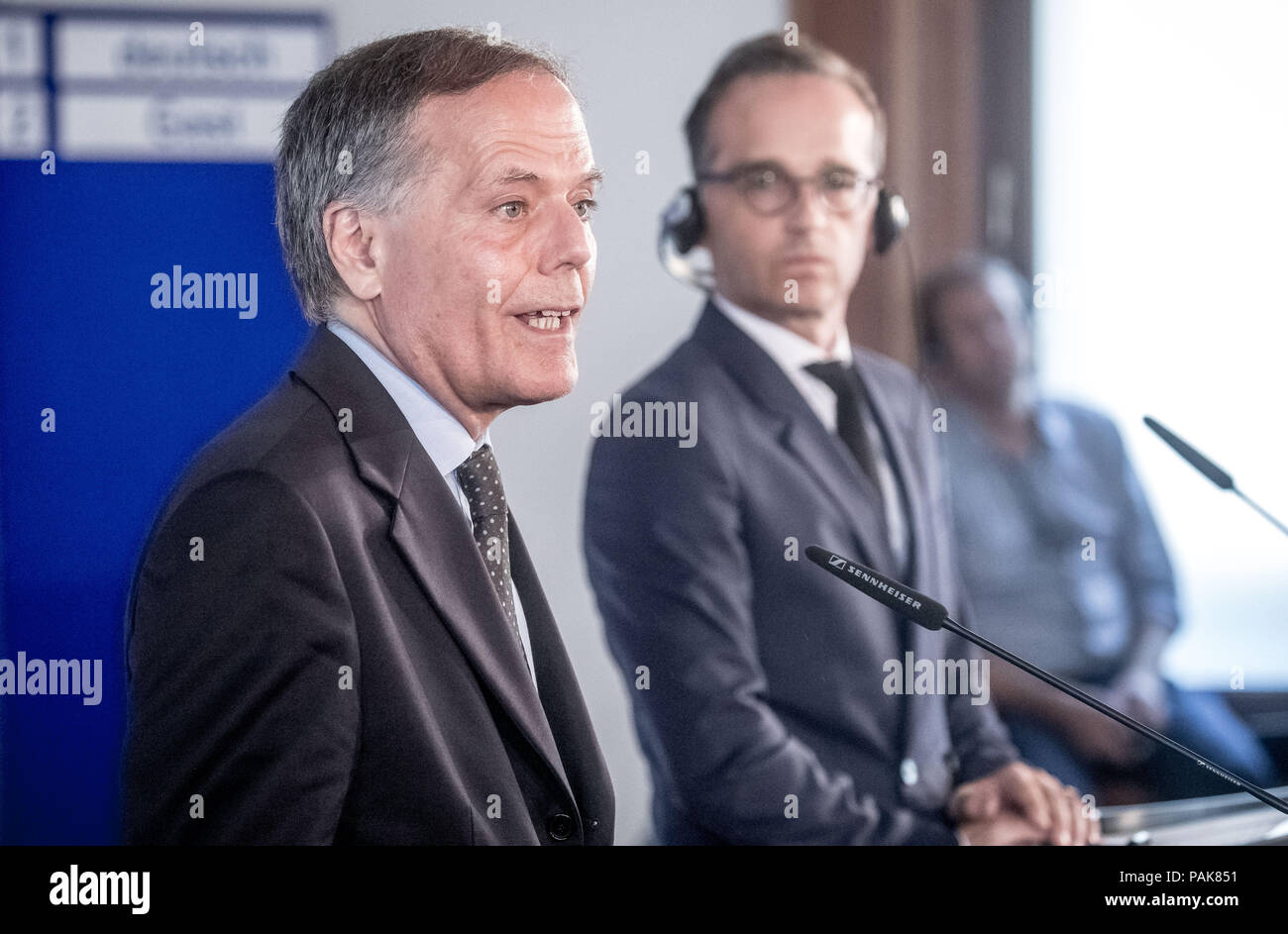 Deutschland, Berlin. 23. Juli 2018. Der deutsche Außenminister Heiko Maas (SPD, r), neben Italienischer Außenminister Enzo Moavero Milanesi, der bei einer Pressekonferenz. Quelle: Michael Kappeler/dpa/Alamy leben Nachrichten Stockfoto