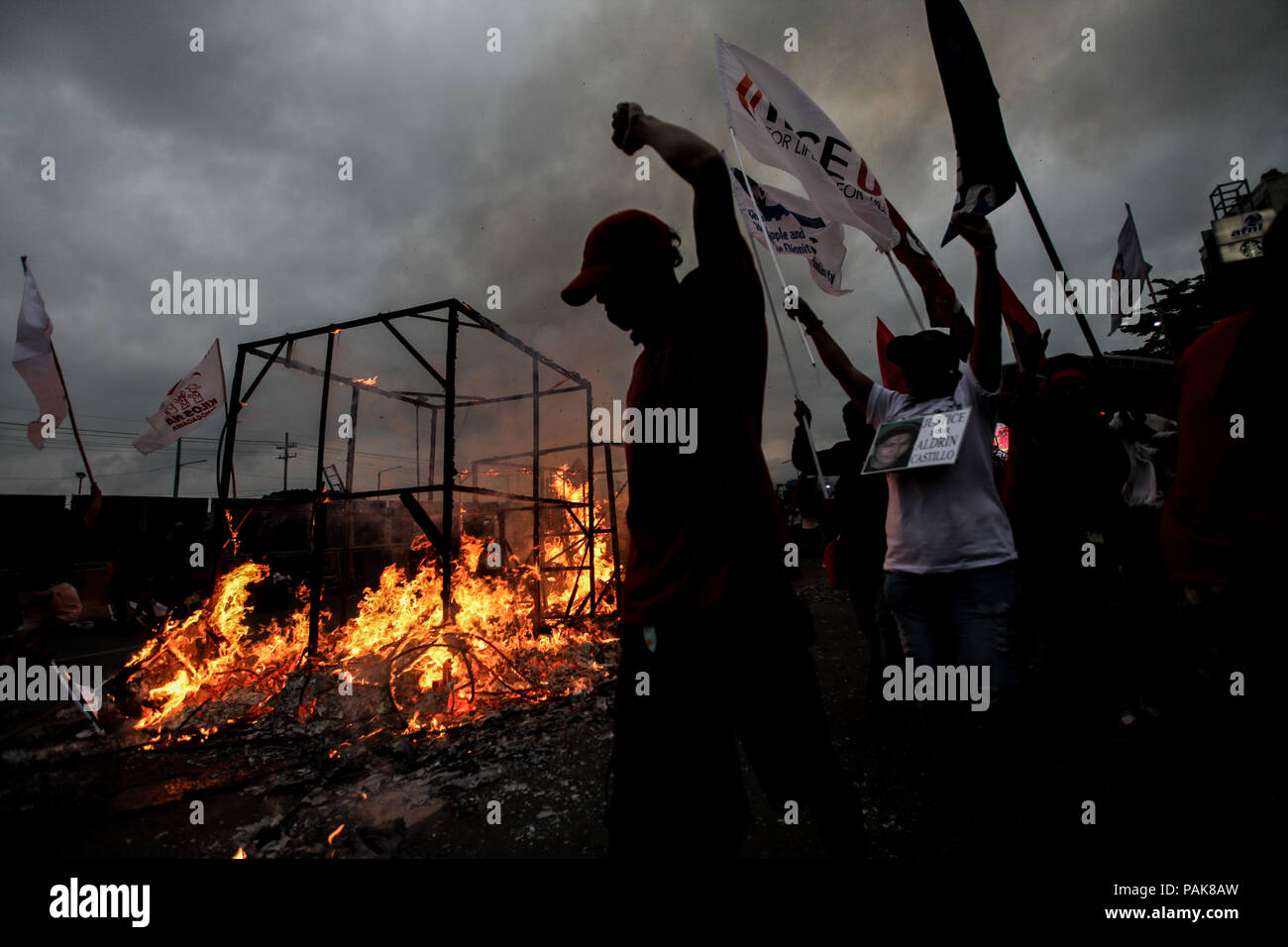 Quezon City, Philippinen. 23. Juli 2018. Die Demonstranten brennen ein Bildnis des Präsidenten Rodrigo Duterte während seiner dritten Staat der Nation (SONA) in der Nähe der philippinischen Kongress in Quezon City am Montag. Juli 23, 2018. Die Gruppen protestierten gegen die gegenwärtige Administration für angeblich nicht in seinem Versprechen wie Ending contractualization, Linderung der Armut und die so genannte Krieg gegen die Drogen, die getötet hat Tausende, vor allem die Armen. Credit: Basilio Sepe/ZUMA Draht/Alamy leben Nachrichten Stockfoto