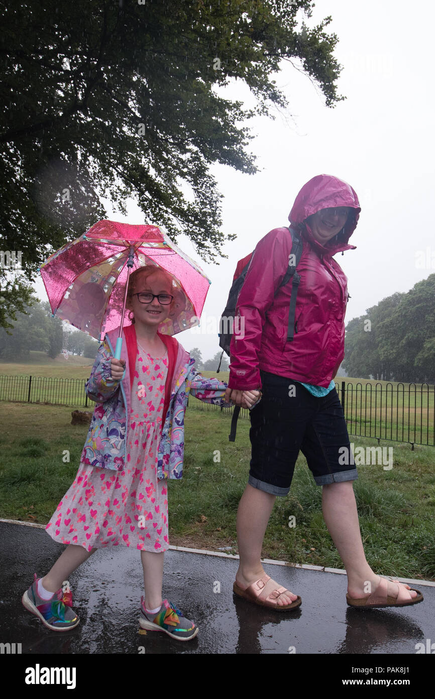 Lake Windermere Cumbria GROSSBRITANNIEN. 23. Juli 2018 Bedeckt regnerischen Tag - Bowness auf Wimdermere. Jessica & Mama Louise. Credit: Gordon Shoosmith/Alamy leben Nachrichten Stockfoto