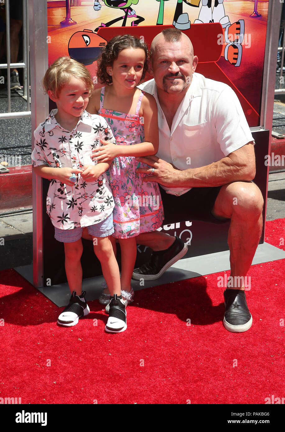 Hollywood, Kalifornien, USA. 22. Juli, 2018. 22. Juli 2018 - Hollywood, Kalifornien - Brendan Liddell, Chuck Liddell, Trista Liddell. 'Teen Titans Go! Zu den Filmen'' der TCL Chinese Theatre statt. Photo Credit: Faye Sadou/AdMedia Credit: Faye Sadou/AdMedia/ZUMA Draht/Alamy leben Nachrichten Stockfoto