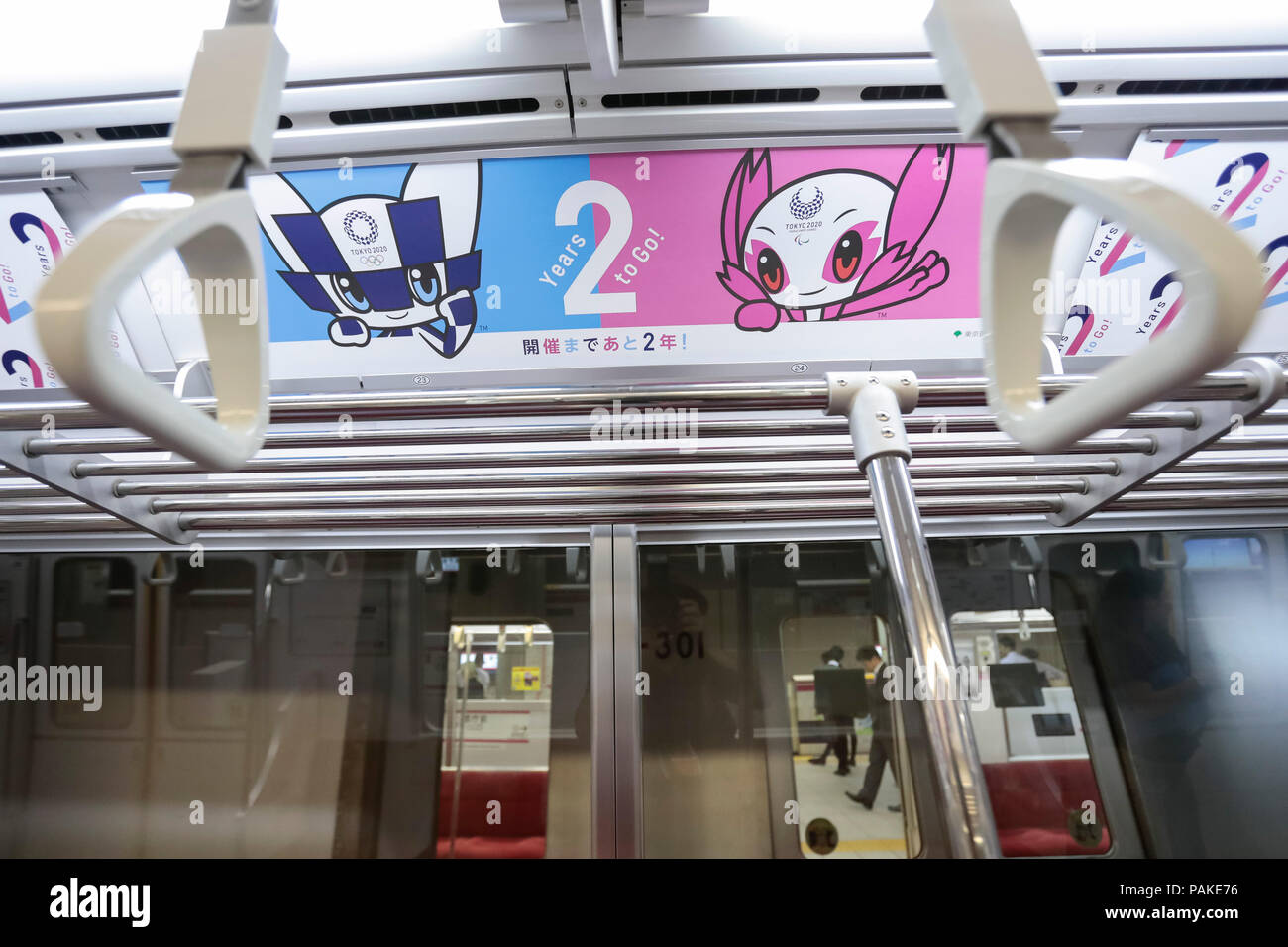 Poster von Tokyo 2020 die Olympischen und Paralympischen Spiele sind innerhalb der Tokyo Metro U-Bahn Auto in Tochomae Station am Juli 24, 2018, Tokyo, Japan gesehen. Tokio fährt für die Olympischen und Paralympischen Spiele Eingestellt am 24. Juli 2020 zu öffnen. Credit: Rodrigo Reyes Marin/LBA/Alamy leben Nachrichten Stockfoto